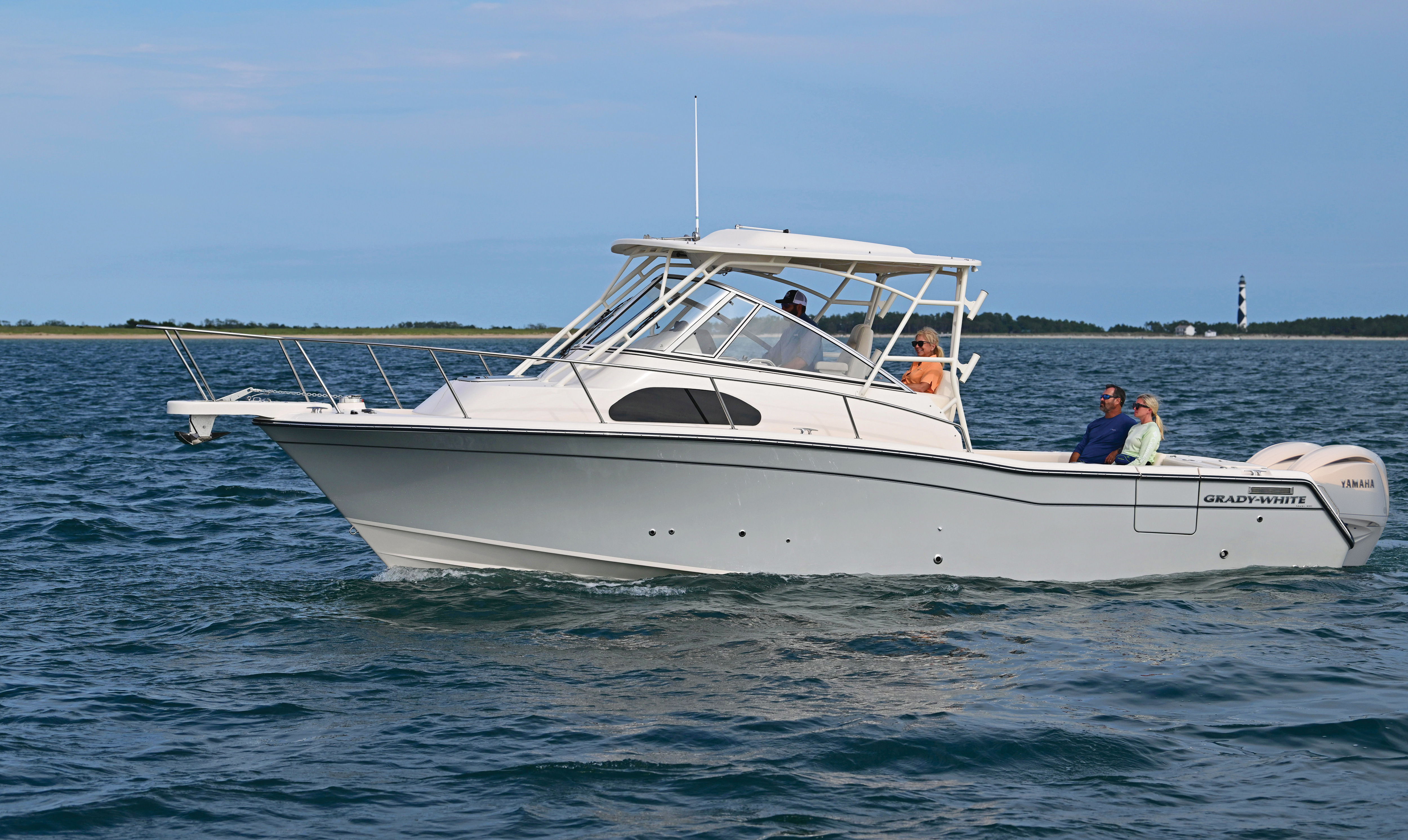 2025 Grady-White Walkaround Cabins Marlin 300