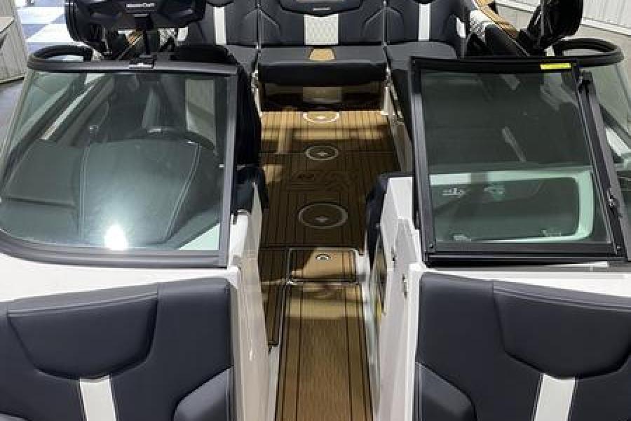 Mastercraft-XT25-LH-24120-3