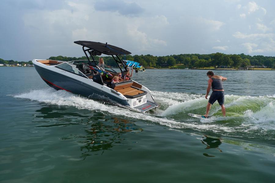Cobalt R4 Surf Walkers Point Marina