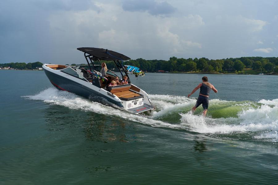 Cobalt R4 Surf Walkers Point Marina